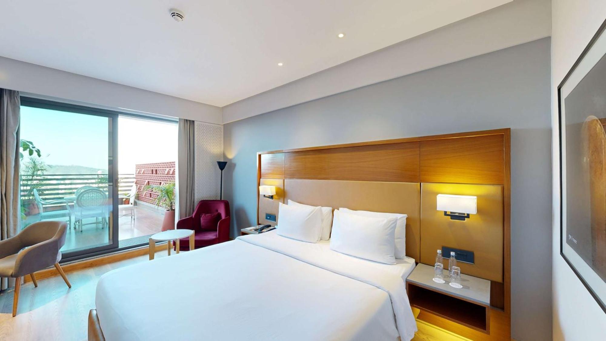 Radisson Hotel นาถดวารา ภายนอก รูปภาพ